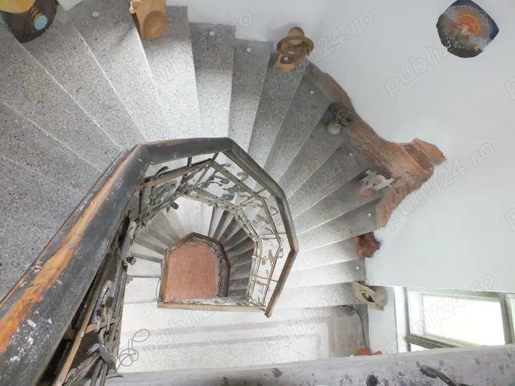 Vand in municipiul Petro?ani zona supercentrala, o casa emblematica + teren aferent. - 1