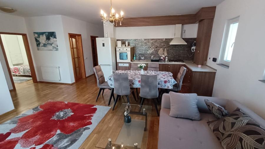 Apartament cu 3 camere semidecomandat, mobilat în Central