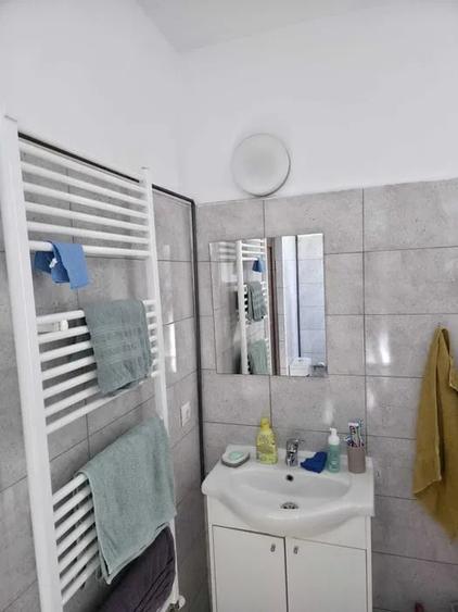 Apartament cu 3 camere semidecomandat, mobilat în Florești