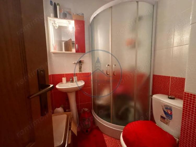 Apartament cu 4 camere decomandat, mobilat în Calea Moldovei