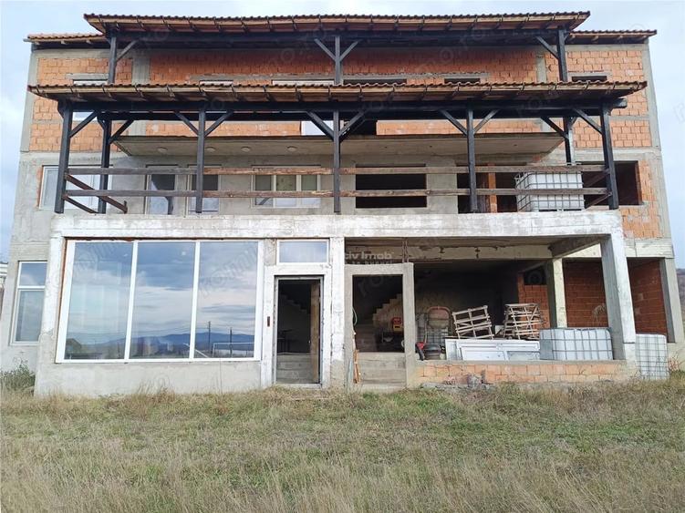 Casă cu 8 camere cu Teren 4 Mp în Măcești