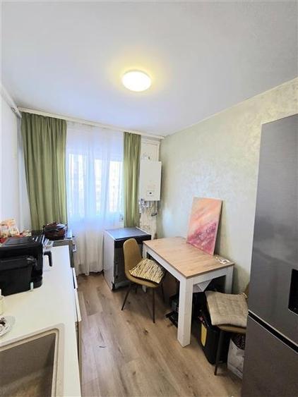 Apartament cu 3 camere semidecomandat, mobilat în Dacia