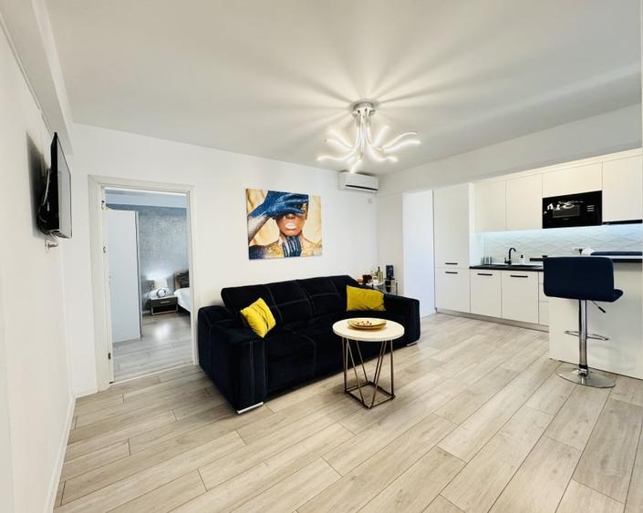 Apartament cu 3 camere semidecomandat, mobilat în Est