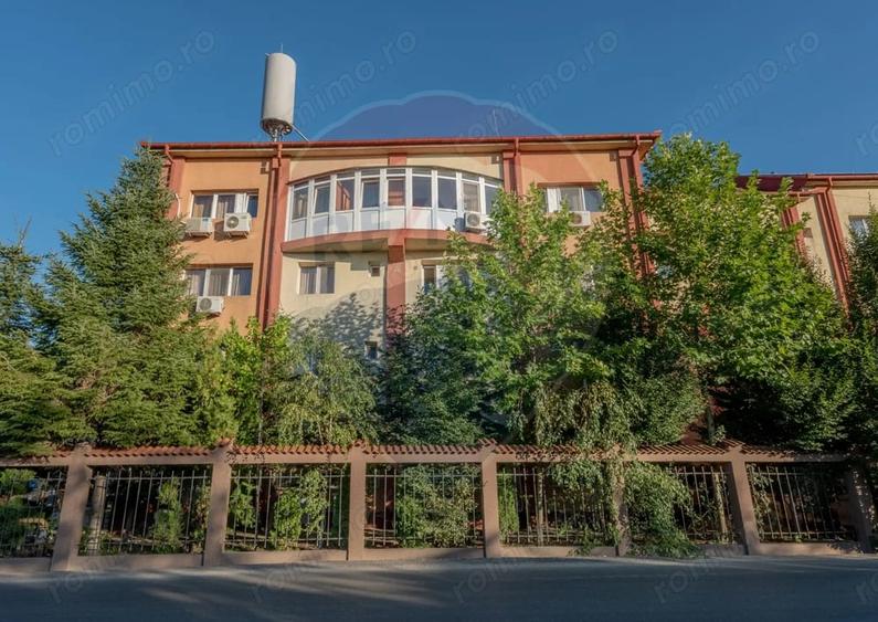 Casă cu 16 camere cu Teren 3700 Mp în Central