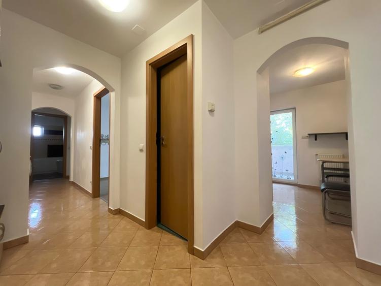 Apartament cu 3 camere decomandat, mobilat în Lunei