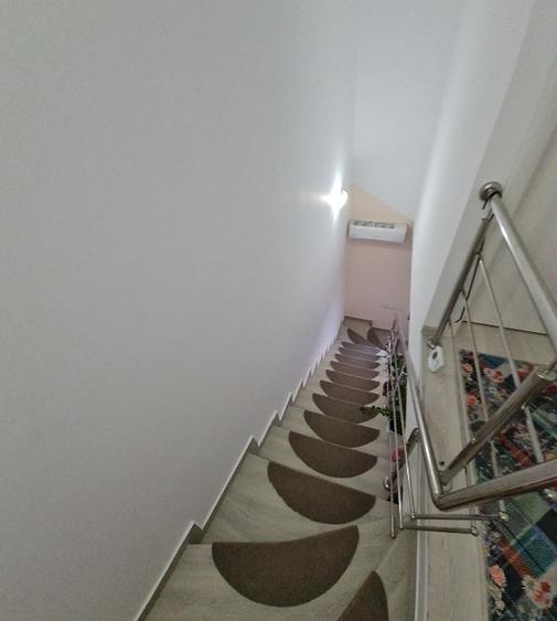 Casa de vanzare - 3 camere  - 4