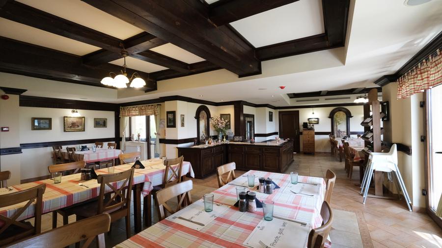 Vanzare hotel in zona superba de munte cu priveliste incredibila din camere - 9