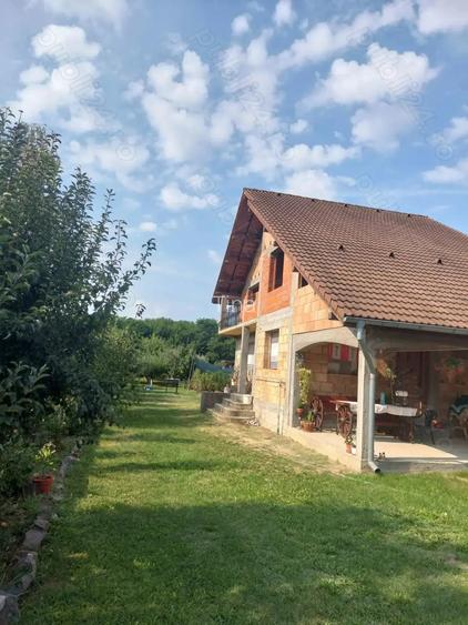 Casa la rosu cu teren 1000mp Rm.Valcea Casa la rosu cu teren 1000mp Rm.Valcea