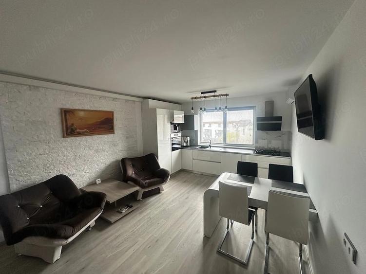 Apartament de vanzare - 3 camere Zona Marul de Aur - 1