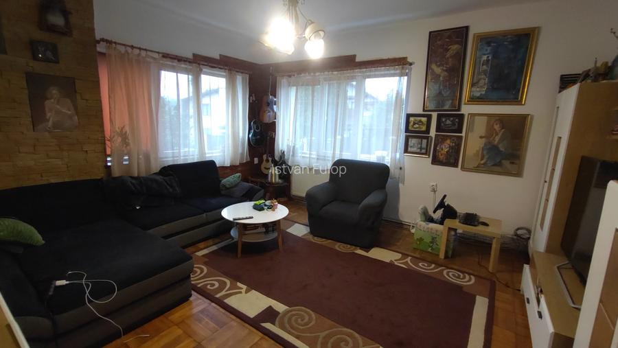 Vand apartament 3 camere in vila, cartierul Dambul Rotund