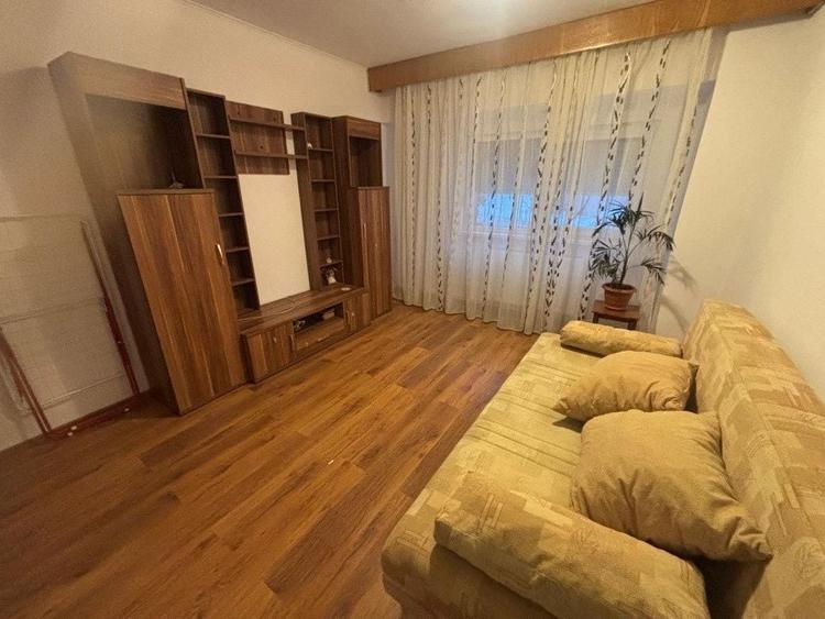 Apartament cu 3 camere decomandat în Drumul Carului