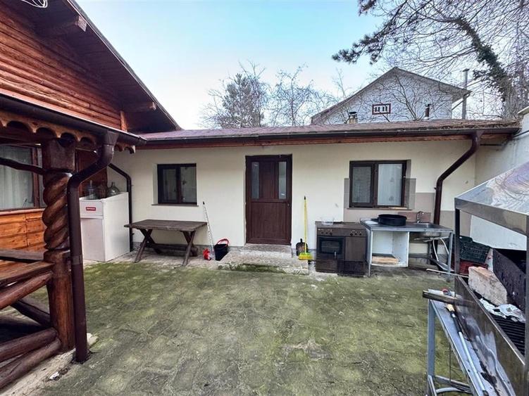 Casa spatioasa, ideala pentru locuinta sau afacere  1500 mp teren, situata pe d - 14