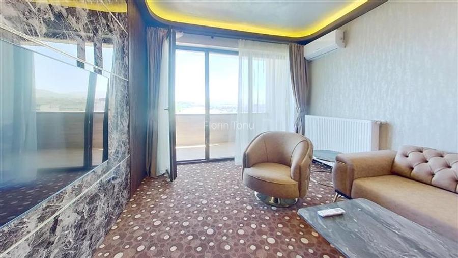 Lux Class, parcare, vedere panoramica zona Coresi, Tractorul Brasov