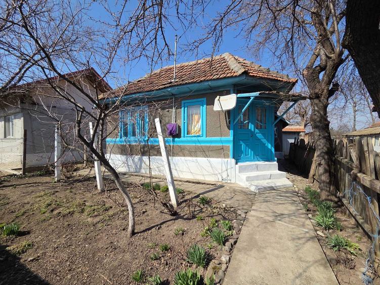 Casa batraneasca in comuna Cioranii de Jos - 400m2 - 2