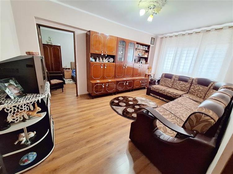 Apartament 2 camere semidecomandat, zona  Ura - 9