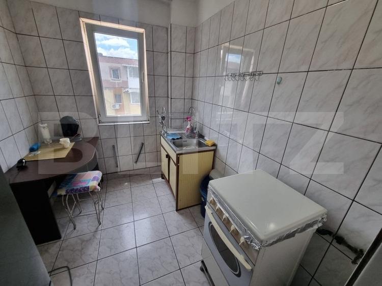 Apartament de vanzare, cu 2 camere semidecomandat, 38 mp, zona Craiovita noua - 5
