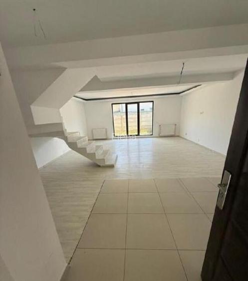 Triplex cu 4 camere|finisaje de calitate|pozitie buna