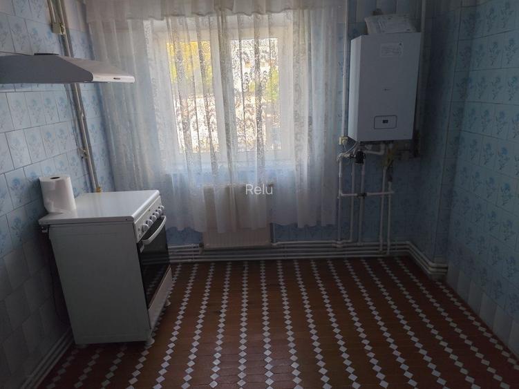 Calea Calarasilor,apartament 2 camere, etajul 1, decomandat, curat,liber