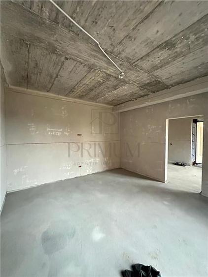 GIROC - Duplex despartit prin camera tehnica - 5 Camere - 3 Bai - 1