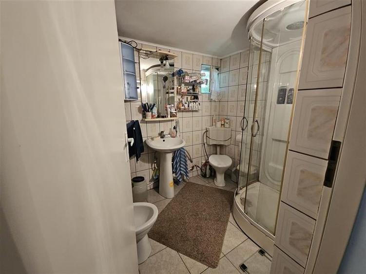 Casa spatioasa de vanzare in centrul satului Racaciuni  teren generos, livada, - 15