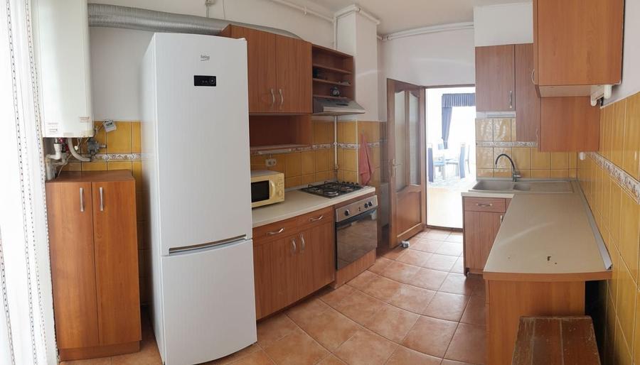 Apartament cu 3 camere semidecomandat în Câmpului