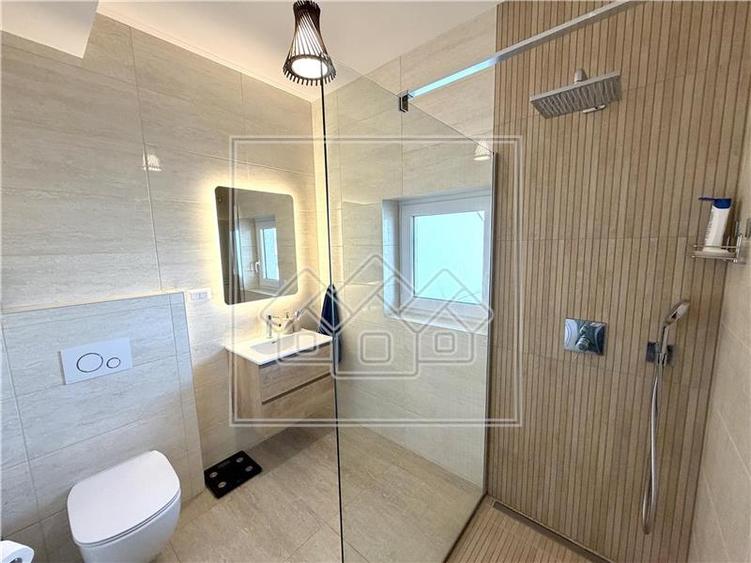 Penthouse cu 3 camere nedecomandat în Exterior Sud