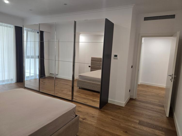 Apartament cu 3 camere semidecomandat în Kiseleff