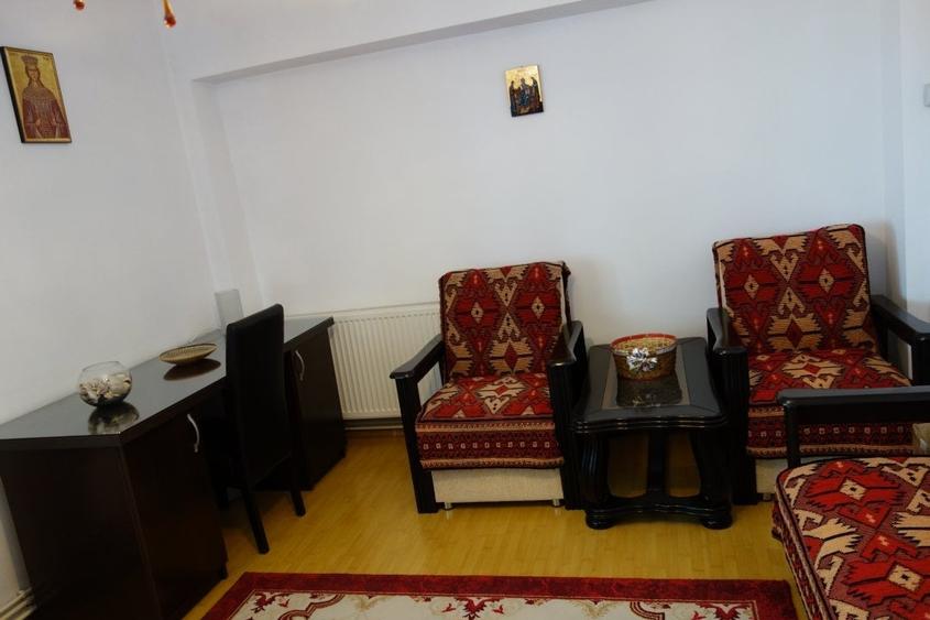 Apartament cu 2 camere semidecomandat, mobilat în Central