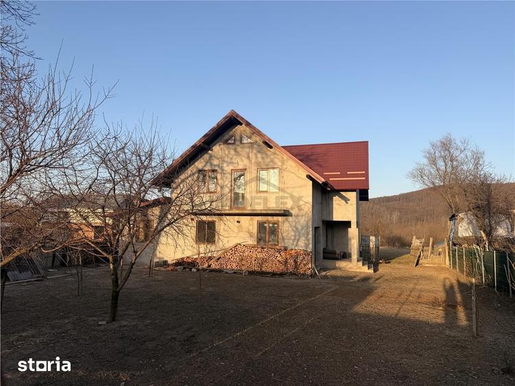 Casă cu 4 camere cu Teren 8400 Mp în Pătrăuți