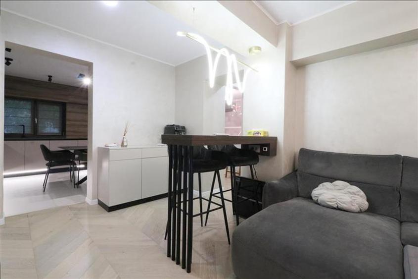 Apartament cu 4 camere decomandat în Central