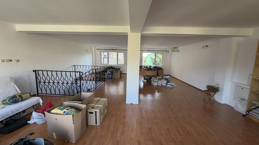 Duplex cu 5 camere cu Canalizare în Roșu
