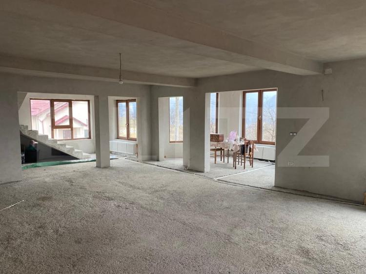 Casă individuală cu 5 camere cu Teren 7100 Mp în Exterior Nord