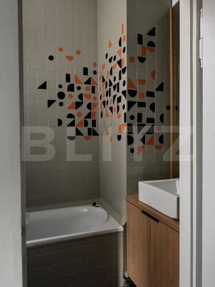 Apartament cu 3 camere semidecomandat, mobilat în Central