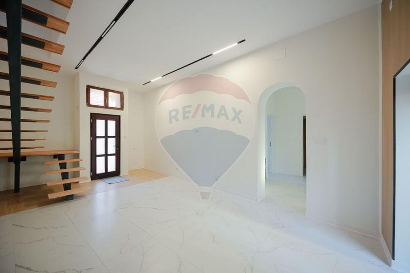 Apartament cu 4 camere de vânzare, ultracentral - 1