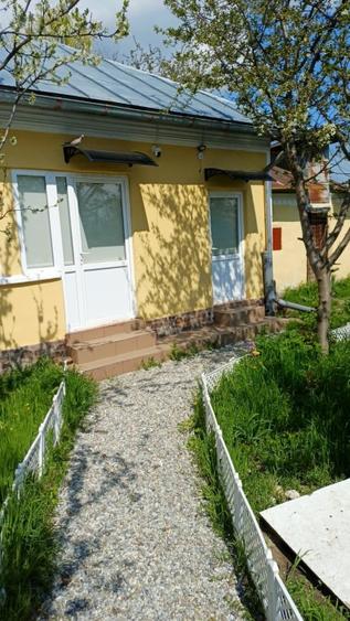 Proprietar vand casa renovata , cu teren 2000 mp ,deschidere de 113 m,in comuna  - 3