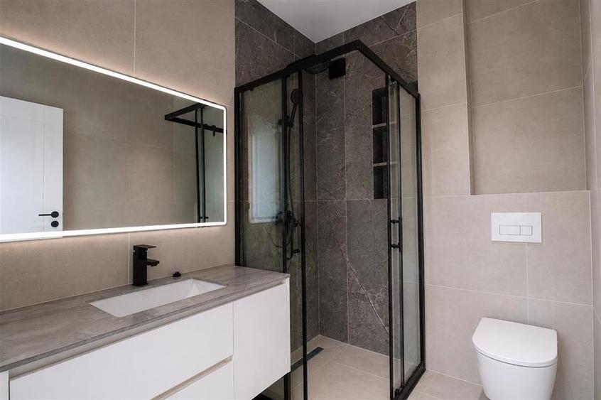 Apartament cu 3 camere semidecomandat în Florești