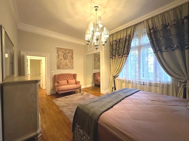 Apartament cu 5 camere semidecomandat, mobilat în Capitale