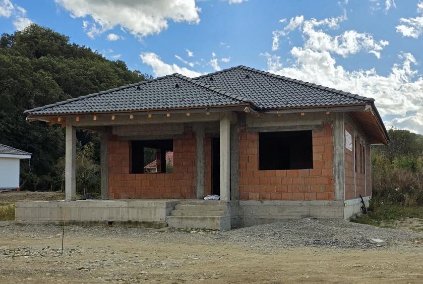 Casă individuală cu 4 camere cu Canalizare în Primăverii