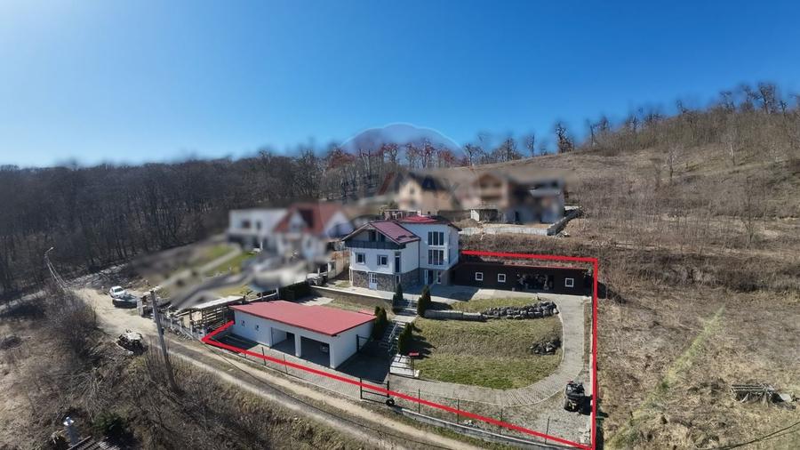 Casă cu vedere spectaculoasă - pentru locuit sau investiție turistică - 1