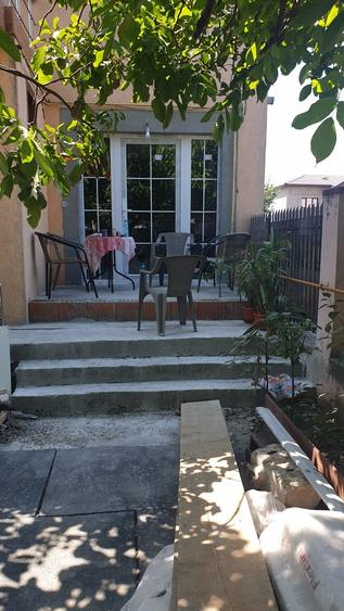 Casă individuală(P+!E+pod)+casă parter în aceeași curte. Teren 270 mp.Curte 150 - 7
