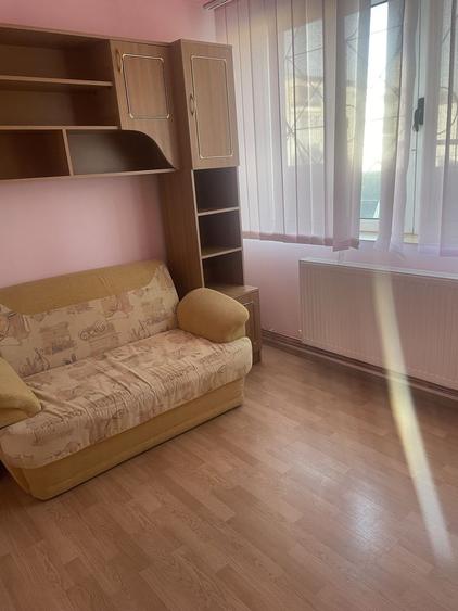 Apartament cu 3 camere decomandat, mobilat în Central
