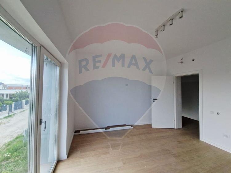 Casă / Vilă - 132,5 mp  , teren - 264 mp  / zona Cârcea - 13