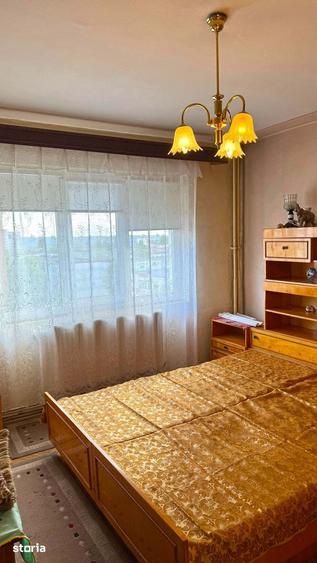 Apartament cu 3 camere decomandat în Craiovița Nouă