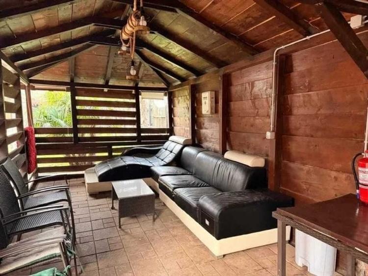 Casă individuală cu 4 camere cu Piscina în Tunari