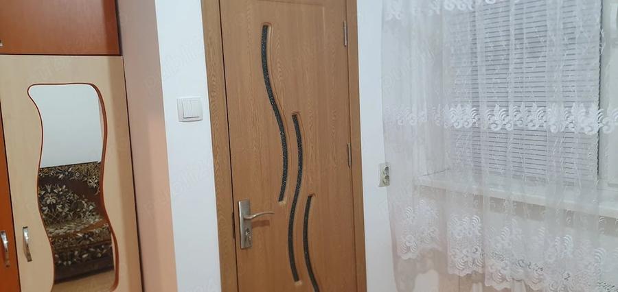 Apartament cu 3 camere semidecomandat în Simeria