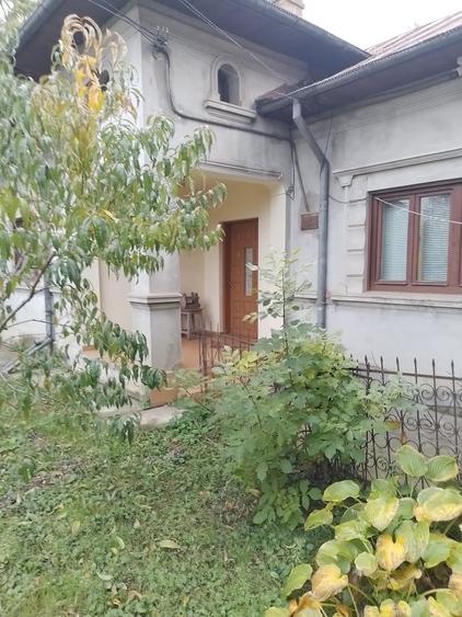 Casă cu 3 camere cu Teren 2500 Mp în Central