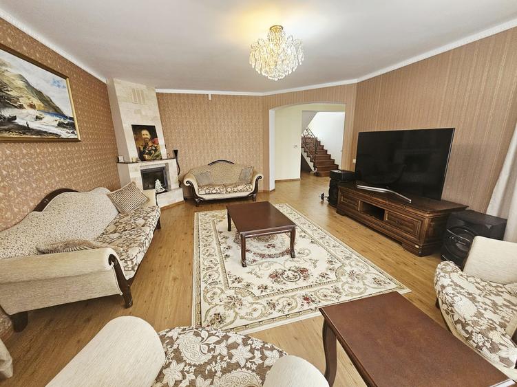 Casă individuală cu 8 camere cu Garaj în Strejnicu