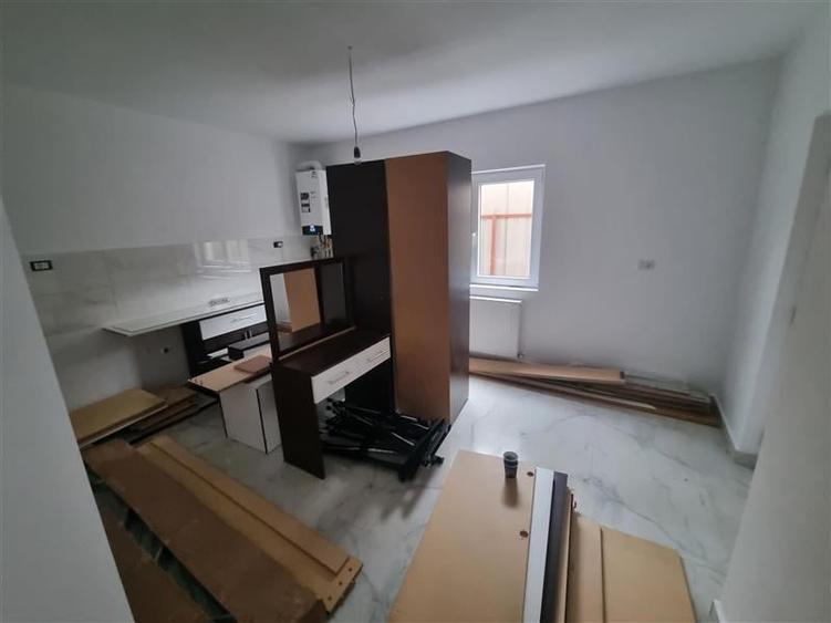 Casa independenta pe 2 nivele, 4 camere, 2 bai, debara cu 3 arii teren  in Sancr - 8