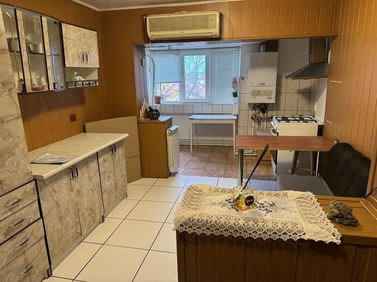 Apartament cu 3 camere decomandat în Central