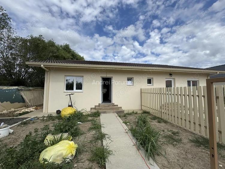 Sanmihaiu Roman, Duplex pe Parter, 3 camere,2 bai,terasa spatioasa Sanmihaiu Roman, Duplex pe Parter, 3 camere,2 bai,terasa spatioasa